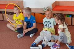 V kruhu jsme se potkali, ruce jsme si podali