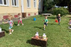 Vodní hrátky na školní zahradě