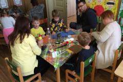 Vyrábění lampionů s rodiči